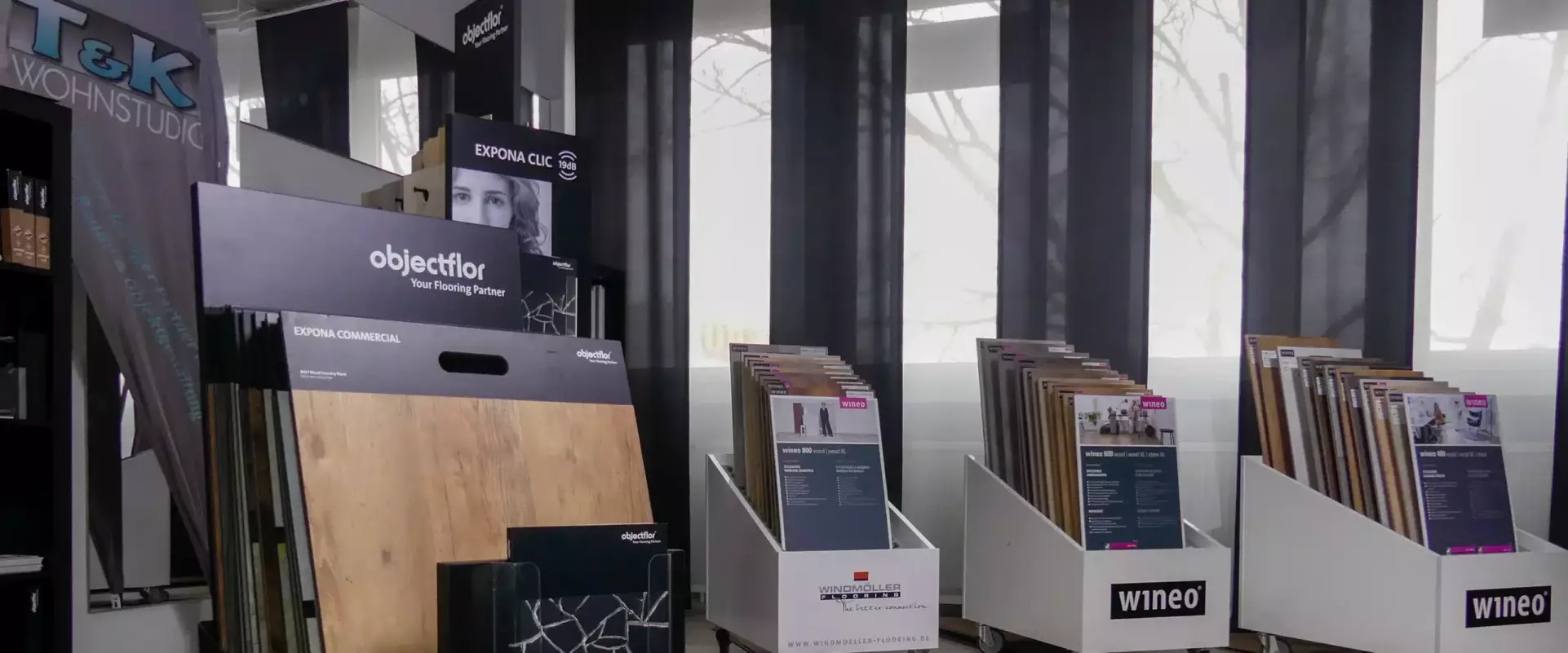 modernes Wohnzimmer Sliderbild modernes Wohnzimmer in rustikaler Holzoptik mit Parkettboden und Polsterstoffen. Raumausstattung Merget Mainaschaff