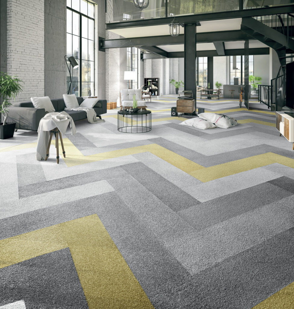 Modernes Wohnzimmer im industriellen Loft-Stil Teppichboden, Teppichfliesen mit geometrischem Muster in Gelb- und Grautönen.