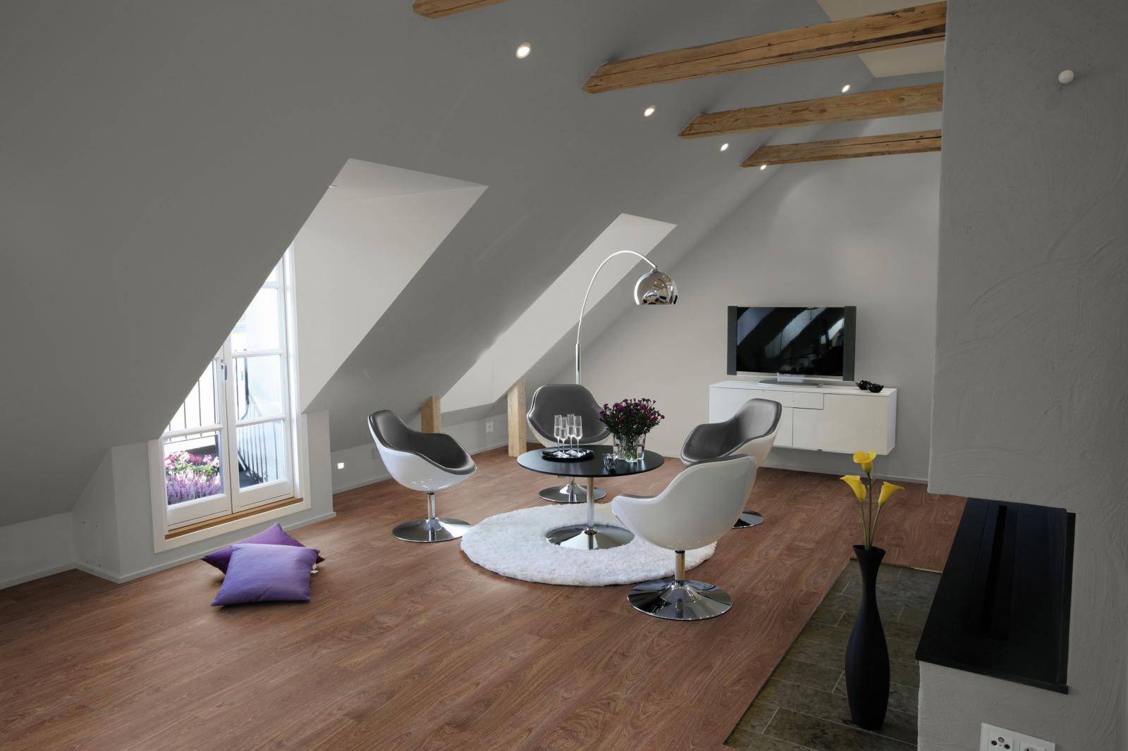 Ein Wohnzimmer im Dachgeschoss mit Laminatboden. Raumausstattung Merget | Goethestraße 43 | 63814 Mainaschaff