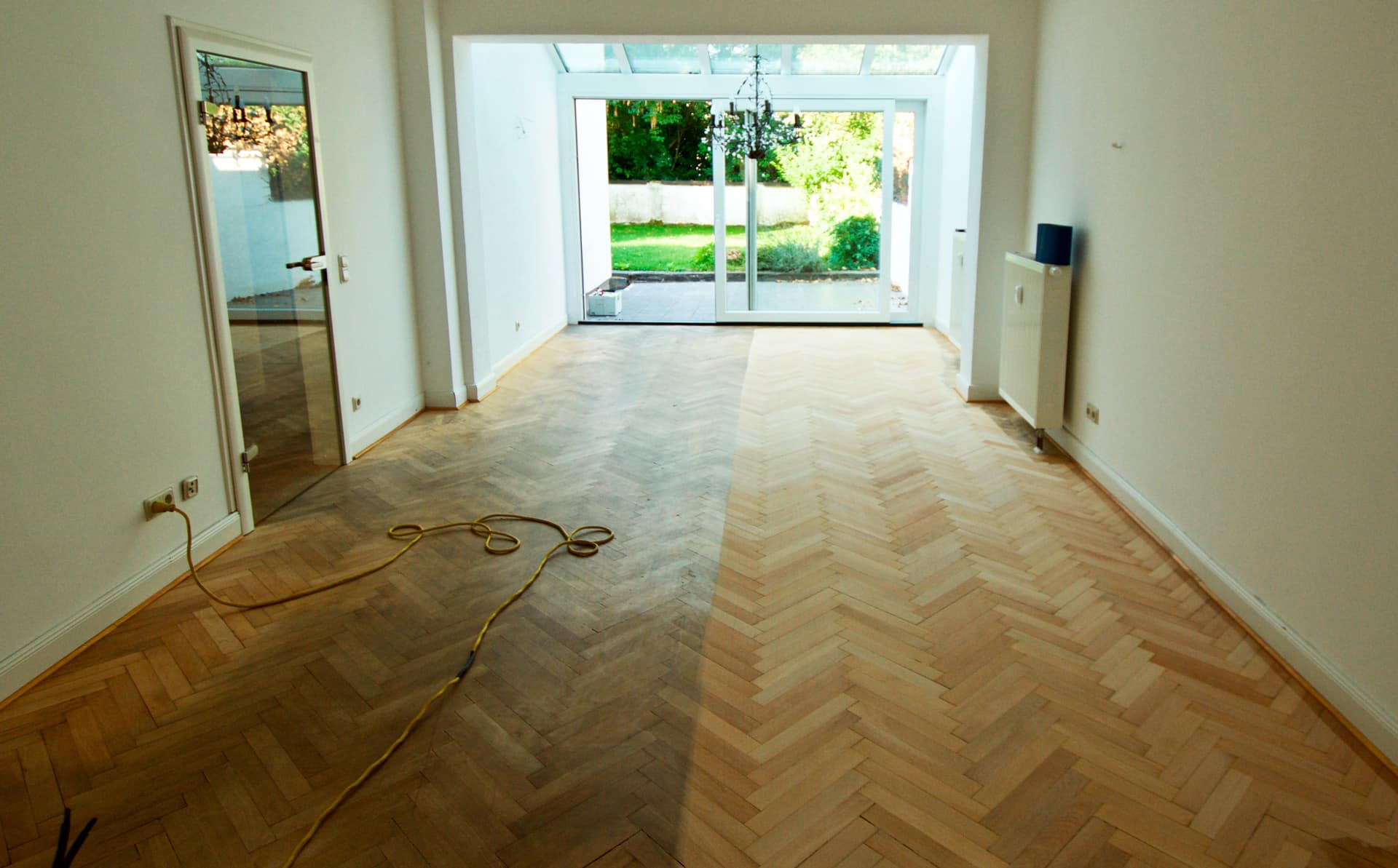 Ein Raum mit geschliffenem Holzboden, der Referenzen zur Schau stellt.