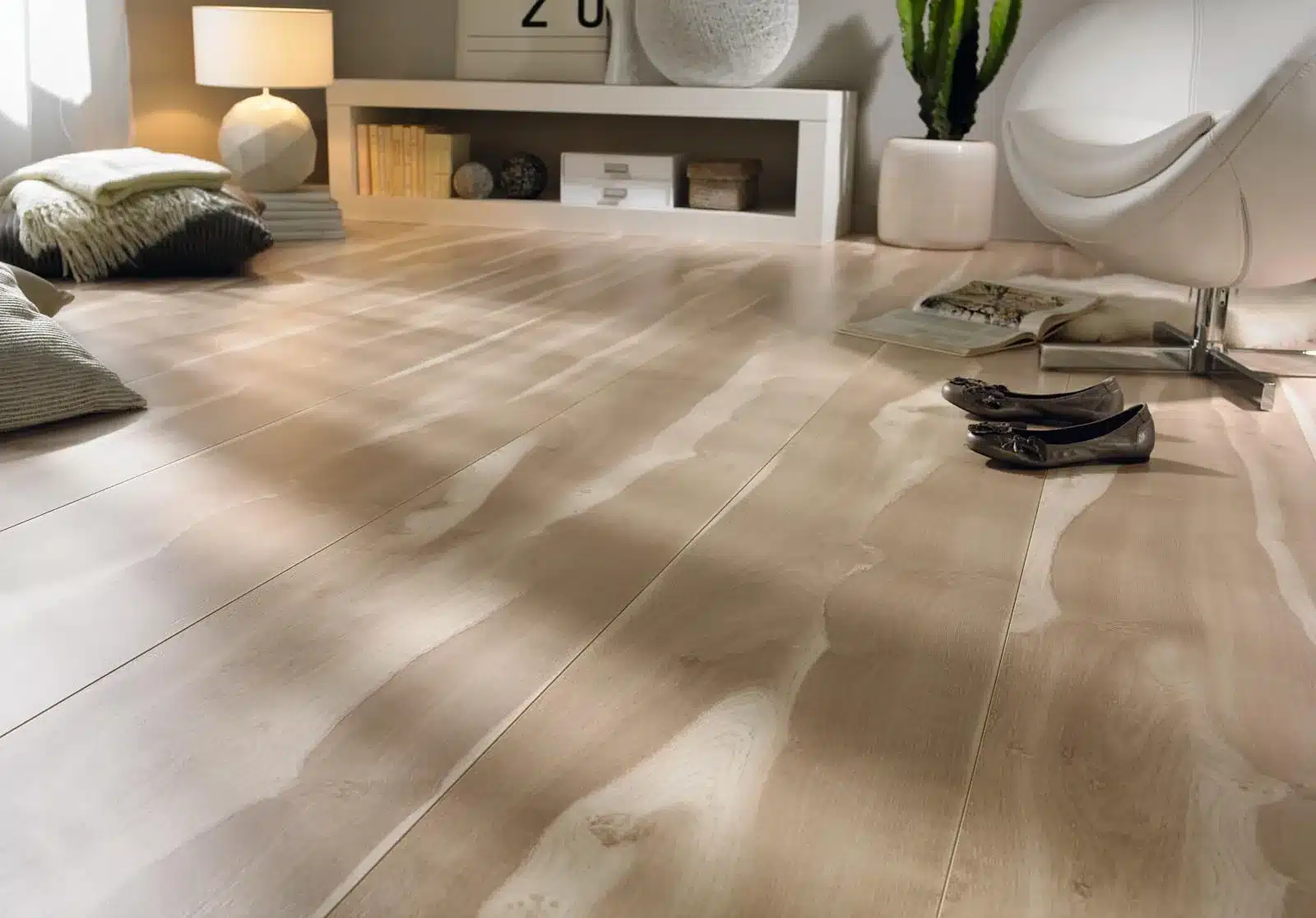 Helles Eichen-Laminat als Endlosdiele im Detail