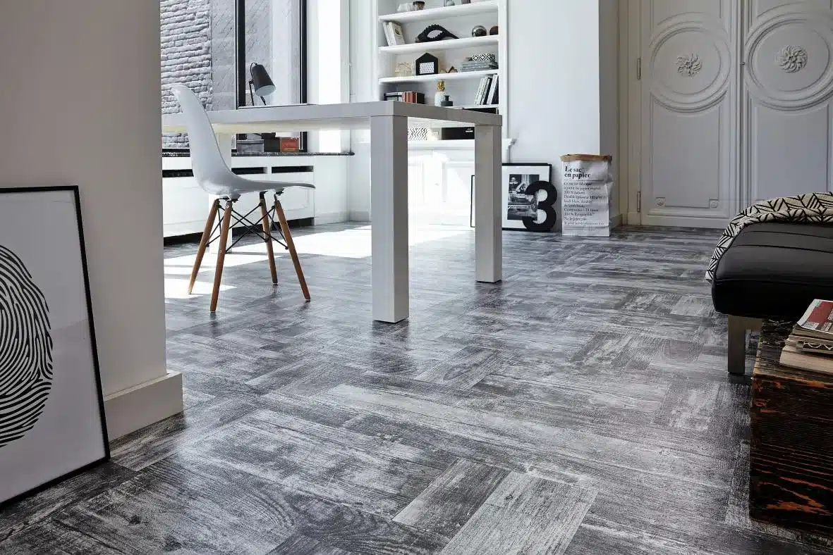 Loft-Arbeitszimmer mit grauem Patchwork-Laminat