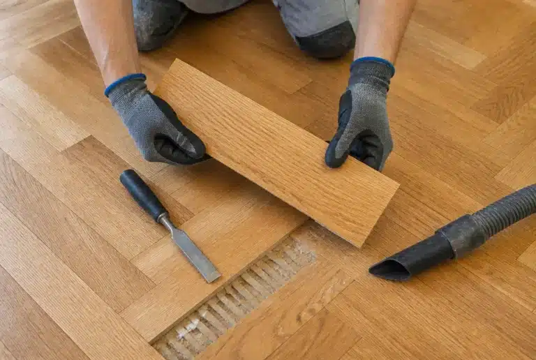 Parkett reparieren: einzelner beschädigter Stab wird gegen einen neuen getauscht