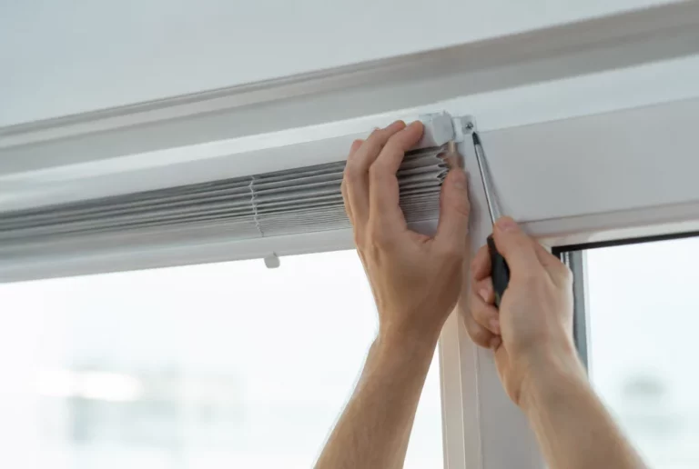 Sonnenschutz-Montage: Plissee wird am Fensterrahmen befestigt
