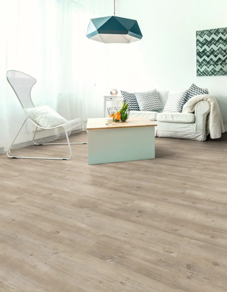Designbelag in heller Holzoptik — Raumbeispiel Wohnzimmer
