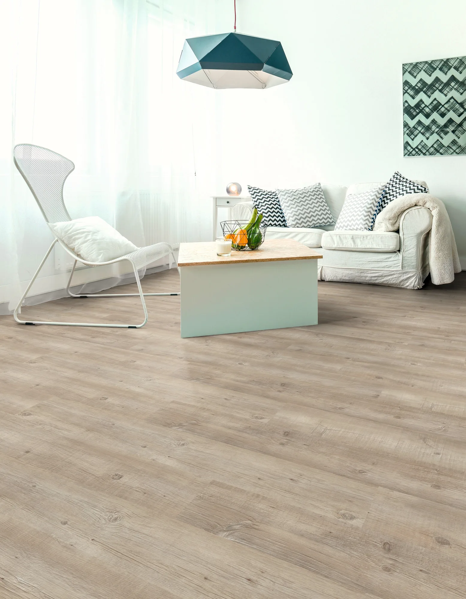 Designbelag in heller Holzoptik — Raumbeispiel Wohnzimmer