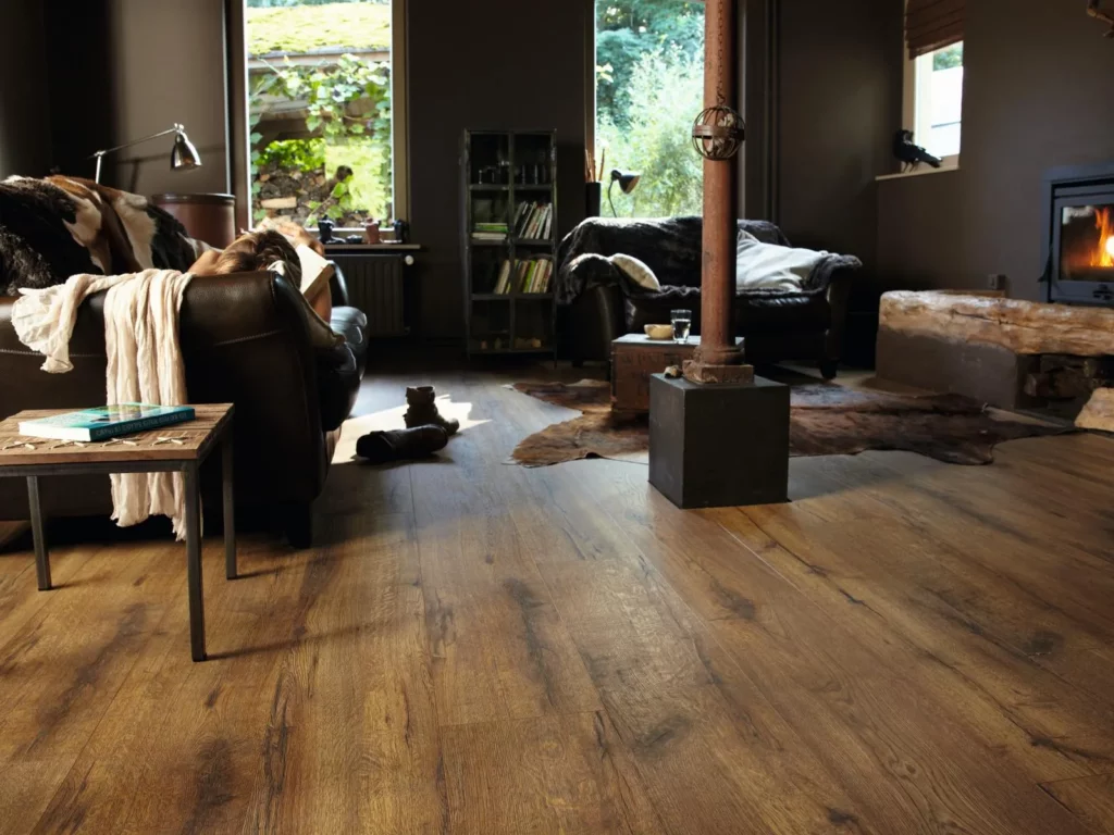 Rustikales Eichen-Laminat in breiten Dielen — Raumbeispiel Wohnzimmer mit Kamin