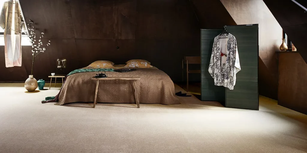 Weicher heller Teppichboden — Raumbeispiel Schlafzimmer