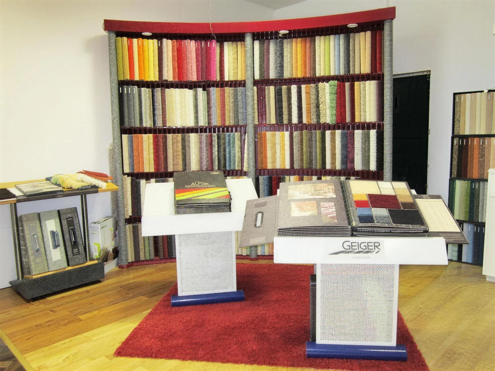 Showroom Eisenstrasse 33 Ruesselsheim: Musterboeden und Kollektionen in der Ausstellung
